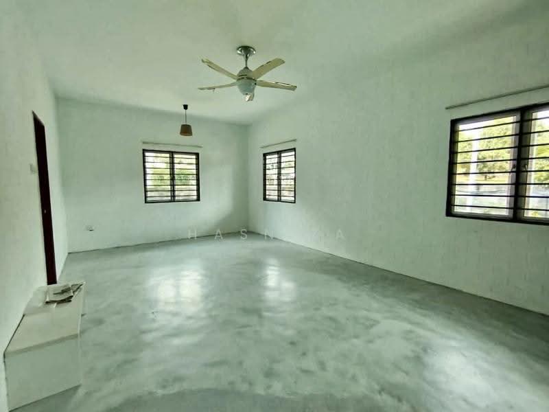Bungalow House for Rent in Taman Masgenuine (Sungai Buloh) - Hasniza Ibrahim - Living Room - PropertyGuru.com.my