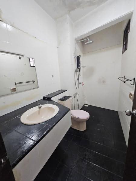 Kondominium untuk Dijual di Tropika Paradise Condominium - Syafiq Razali - Bathroom - PropertyGuru.com.my