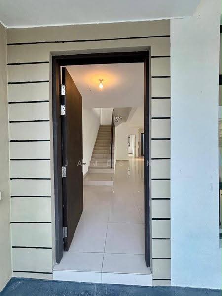 Rumah Teres 2-Tingkat untuk Disewa di Taman Damansara Aliff (Tampoi) - Jameson Choo - Entrance - PropertyGuru.com.my
