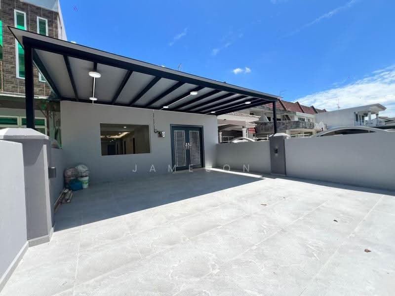 Rumah Teres 2-Tingkat untuk Dijual di Taman Bukit Kempas (Tampoi) - Jameson Choo - Exterior - PropertyGuru.com.my