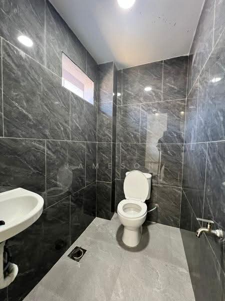 Rumah Teres 2-Tingkat untuk Dijual di Taman Bukit Kempas (Tampoi) - Jameson Choo - Bathroom - PropertyGuru.com.my