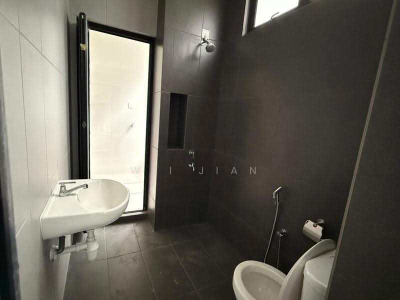 Rumah Teres 2-Tingkat untuk Dijual di Taman Mount Austin (Tebrau) - Wei Jian Tan - Bathroom - PropertyGuru.com.my