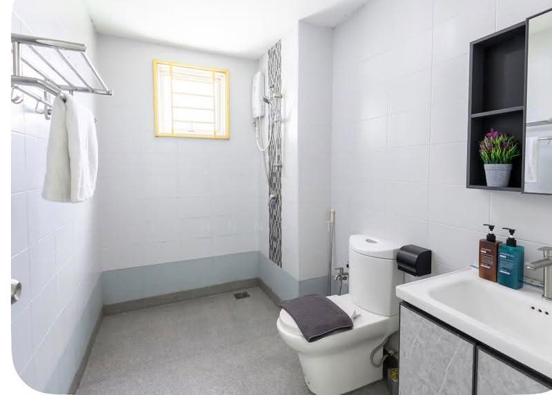 Kediaman Servis untuk Dijual di Greenfield Regency - Johnny Tan - Bathroom - PropertyGuru.com.my