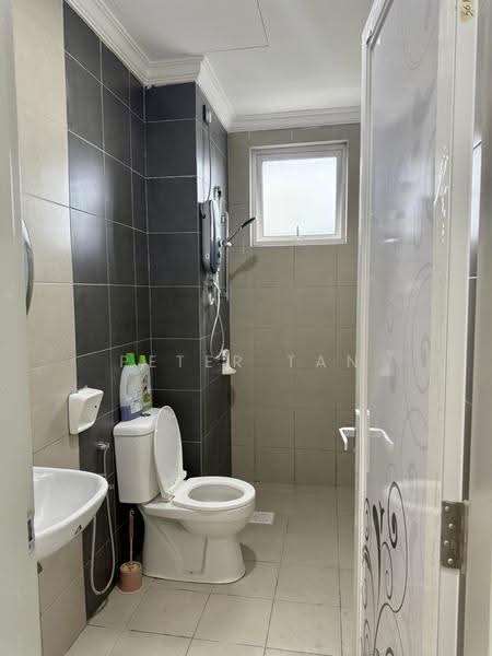 Kediaman Servis untuk Disewa di SkyLake Residence - Peter Tan - Bathroom - PropertyGuru.com.my