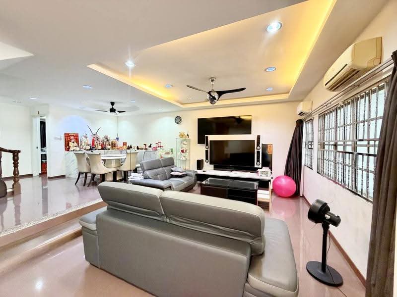 2-storey Terraced House for Sale in Taman Perling (Perling) - Yik Tat - Living Room - PropertyGuru.com.my