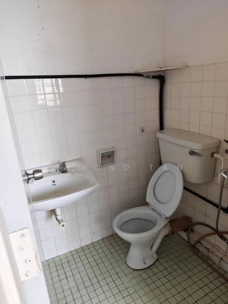 Pangsapuri untuk Dijual di Mutiara Indah Apartment - Desmond Tan - Bathroom - PropertyGuru.com.my