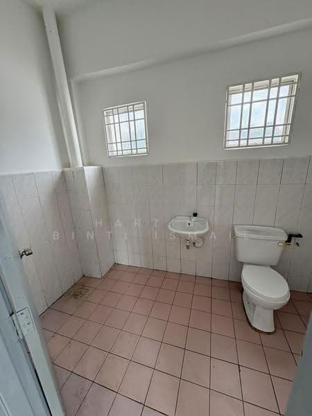 Bungalow House untuk Dijual di Pantai Sepang Putra (Sepang) - Hartini Binti Ismail - Bathroom - PropertyGuru.com.my