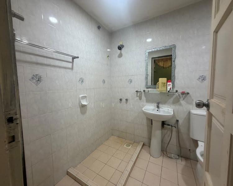 Bungalow House for Sale in Bukit Istana (Kuantan) - Kenny Loo - Bathroom - PropertyGuru.com.my
