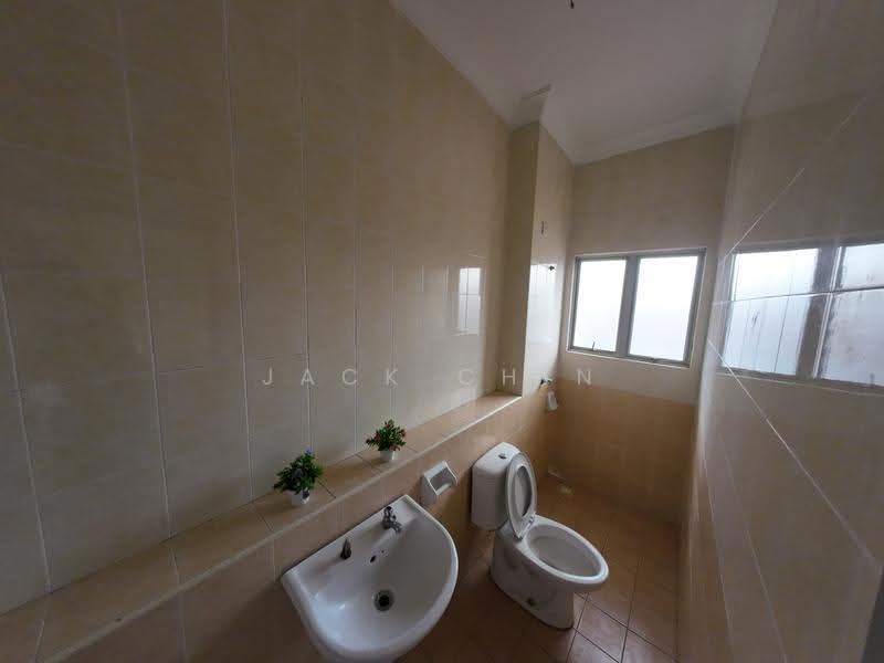Rumah Teres 2-Tingkat untuk Dijual di Taman Perindustrian Sime Uep (Subang Jaya) - Jack Chin - Bathroom - PropertyGuru.com.my