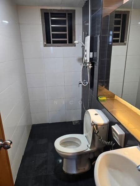 Kediaman Servis untuk Dijual di Sky Gardens Residences - Nico Chong - Bathroom - PropertyGuru.com.my