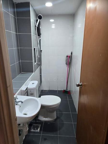Kediaman Servis untuk Dijual di Sky Gardens Residences - Nico Chong - Bathroom - PropertyGuru.com.my