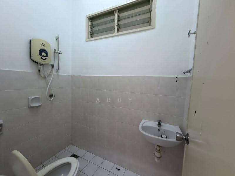 Rumah Teres 1-Tingkat untuk Dijual di Taman Tasik Utama (Bukit Katil) - Abby Ho - Bathroom - PropertyGuru.com.my