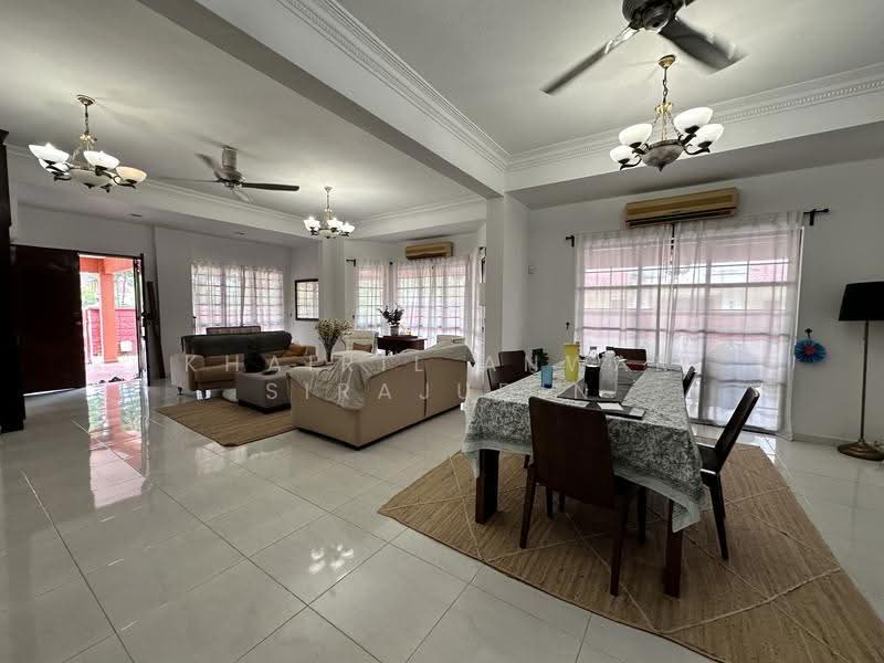 Rumah Teres 2-Tingkat untuk Dijual di Bukit Jelutong (Shah Alam) - Khairil Anwar Sirajudin - Living Room - PropertyGuru.com.my
