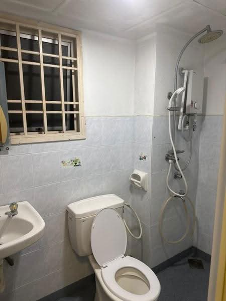 Pangsapuri untuk Disewa di Permas Ville Apartment - Kevin Lim - Bathroom - PropertyGuru.com.my