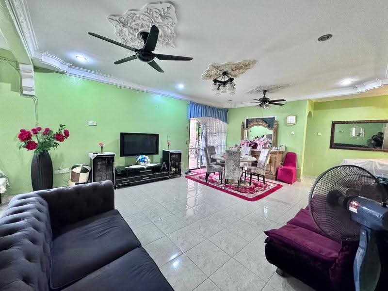 Rumah Teres 2-Tingkat untuk Dijual di Taman Bukit Tiram (Ulu Tiram) - Amir Faris Rusli - Living Room - PropertyGuru.com.my