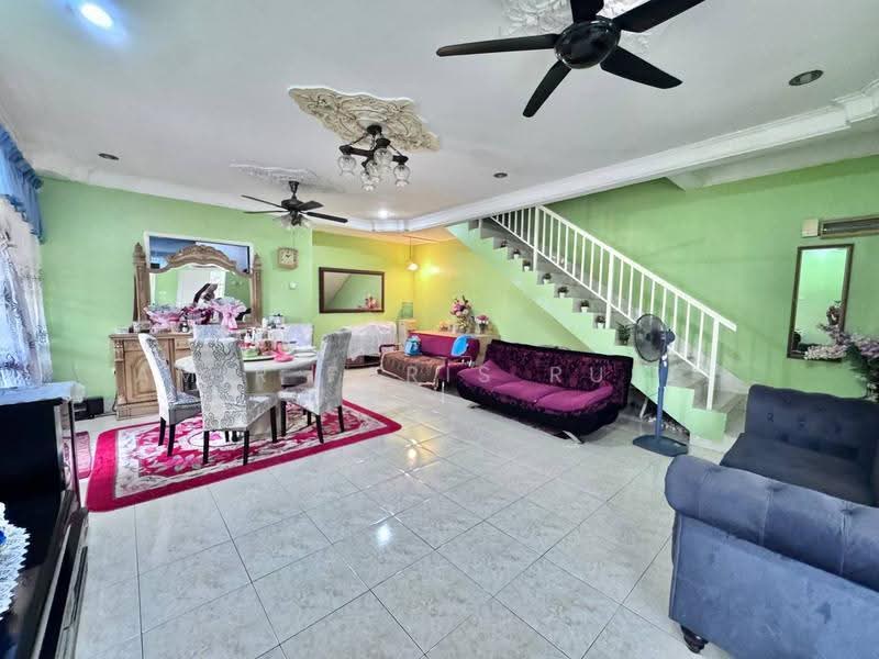Rumah Teres 2-Tingkat untuk Dijual di Taman Bukit Tiram (Ulu Tiram) - Amir Faris Rusli - Living Room - PropertyGuru.com.my