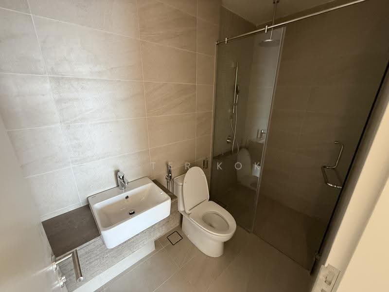Kediaman Servis untuk Dijual di Edelweiss @ Tropicana Gardens - Peter Kok - Master Bathroom - PropertyGuru.com.my