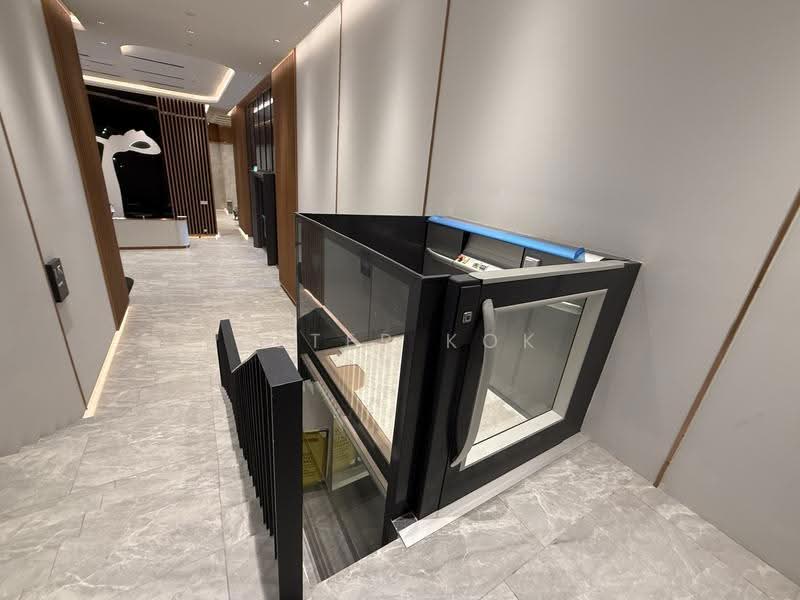 Kediaman Servis untuk Dijual di Edelweiss @ Tropicana Gardens - Peter Kok - Lift for wheel chair to the shops - PropertyGuru.com.my