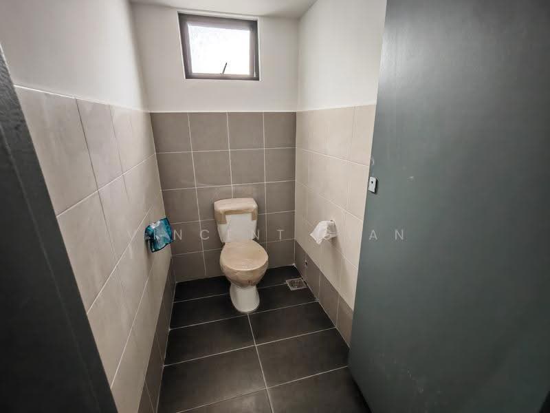 Shop / Office untuk Disewa di Bandar Permas Jaya (Masai) - Vincent Gian - Bathroom - PropertyGuru.com.my