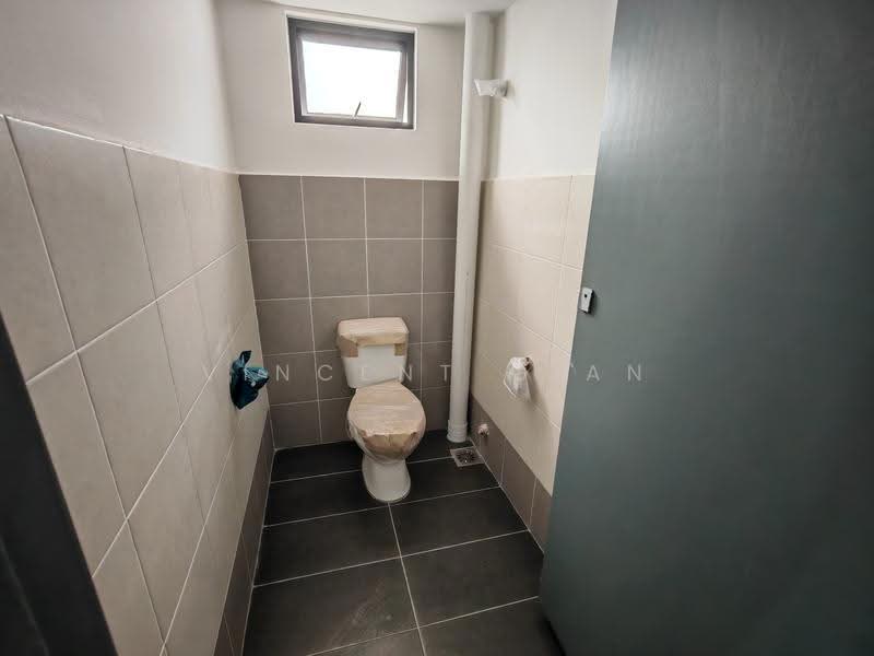 Shop / Office untuk Disewa di Bandar Permas Jaya (Masai) - Vincent Gian - Bathroom - PropertyGuru.com.my