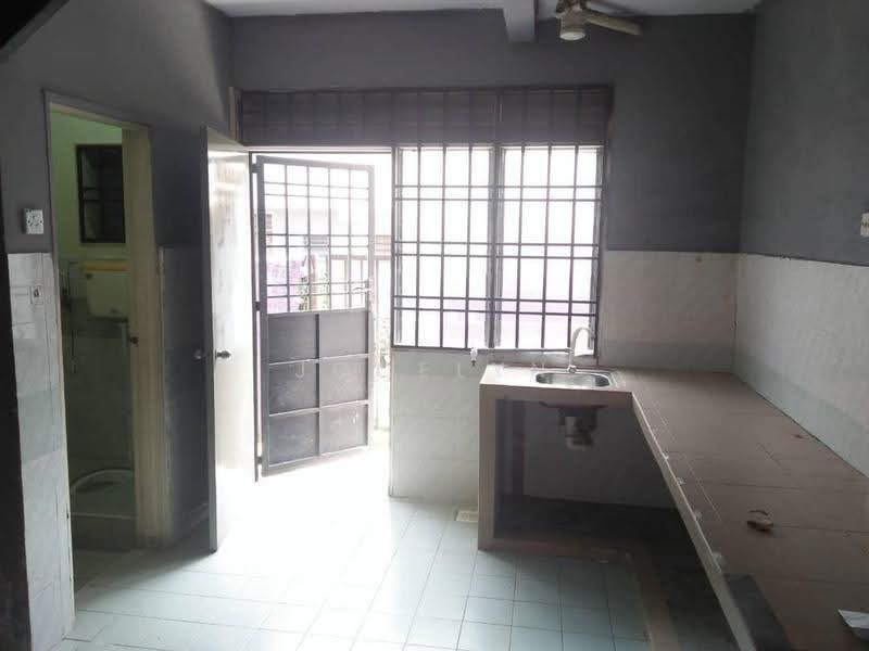 2-storey Terraced House for Sale in Johor Bahru (Johor) - Jocelyn Onn - Kitchen - PropertyGuru.com.my