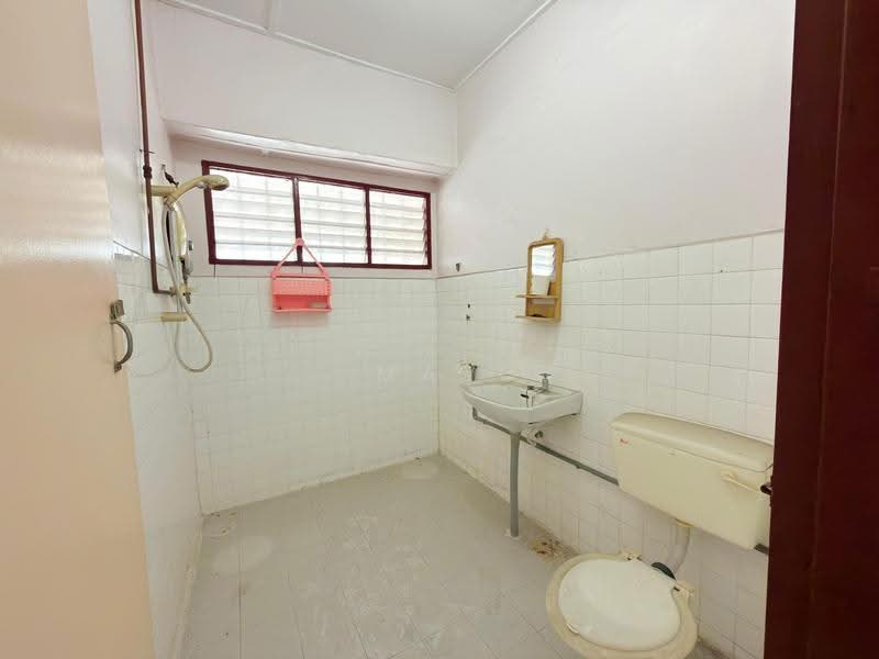 Terraced House for Sale in Taman Berlian Biru (Kluang) - May Tan - Bathroom - PropertyGuru.com.my