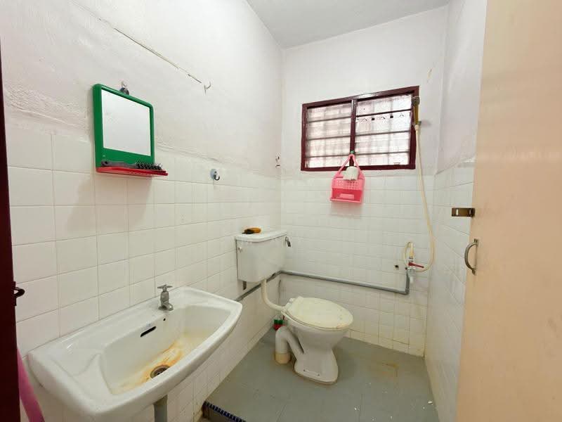 Terraced House for Sale in Taman Berlian Biru (Kluang) - May Tan - Bathroom - PropertyGuru.com.my
