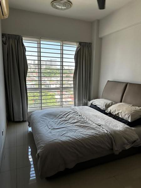Kediaman Servis untuk Dijual di Tiara Mutiara / The Crown - Vincent Chye - Bedroom - PropertyGuru.com.my