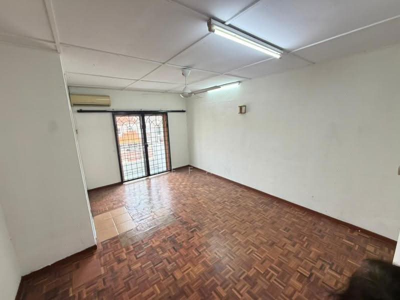 2-storey Terraced House for Sale in Bandar Country Homes (Rawang) - Tiffany Yang - Master Bedroom - PropertyGuru.com.my