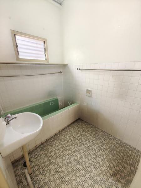 1-storey Terraced House for Sale in Taman Chateau (Ipoh) - Tony Au - Bathroom - PropertyGuru.com.my