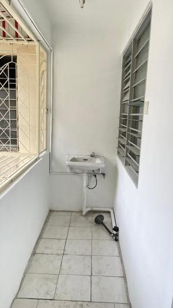 Rumah Flat untuk Disewa di Taman Lip Sin Block 1, 3 & 5 - Rainny Wong - Balcony - PropertyGuru.com.my