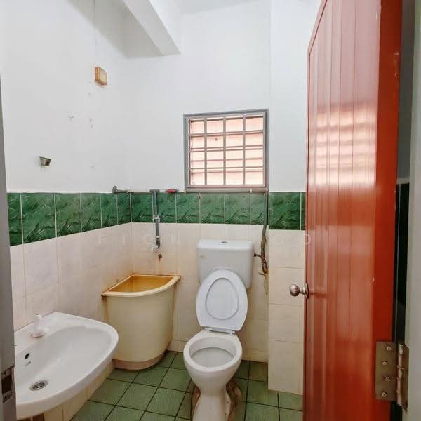 2-storey Terraced House for Rent in Bandar Baru Permas Jaya (Permas Jaya) - Fion Choo - Bathroom - PropertyGuru.com.my