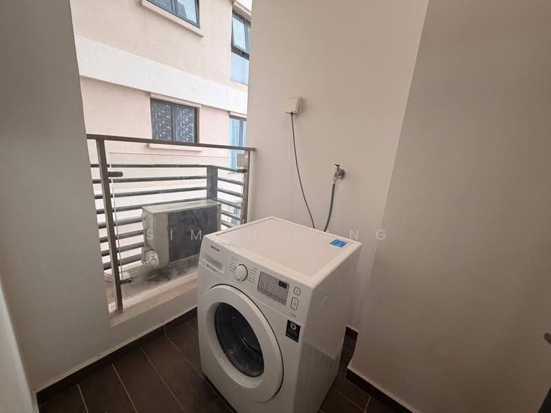 Kondominium untuk Dijual di Bay Point @ Country Garden Danga Bay - Simon Wang - Balcony - PropertyGuru.com.my