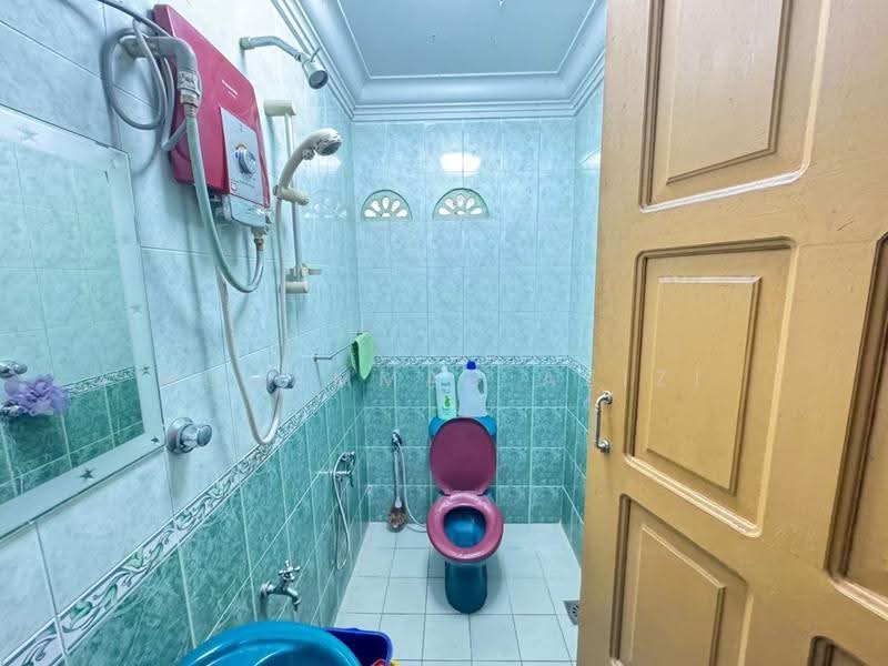 Bungalow House untuk Dijual di Taman Ghulam (Cukai) - Mohammad Azizi - Bathroom - PropertyGuru.com.my