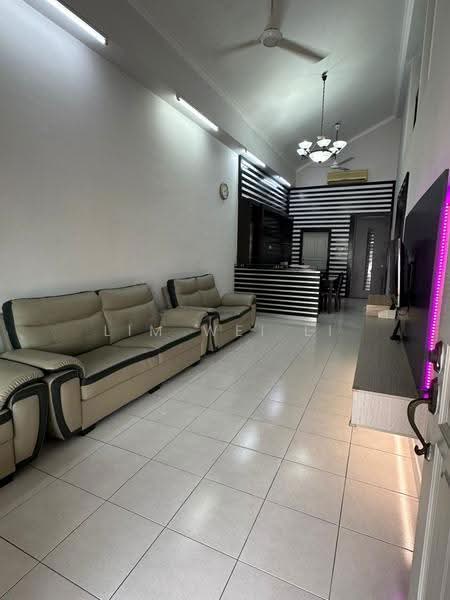 Rumah Teres 1.5-Tingkat untuk Disewa di Taman Molek (Johor Bahru) - Lim Wei Li - Living Room - PropertyGuru.com.my
