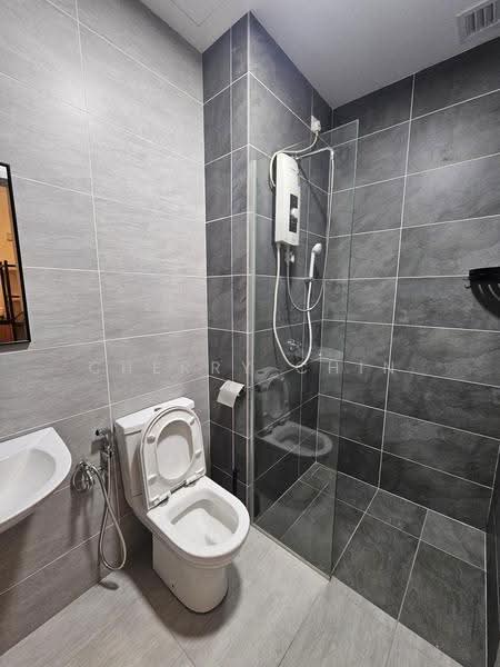 Kediaman Servis untuk Disewa di The Amber Residence @ TwentyFive.7 - Cherry Chin - Bathroom - PropertyGuru.com.my
