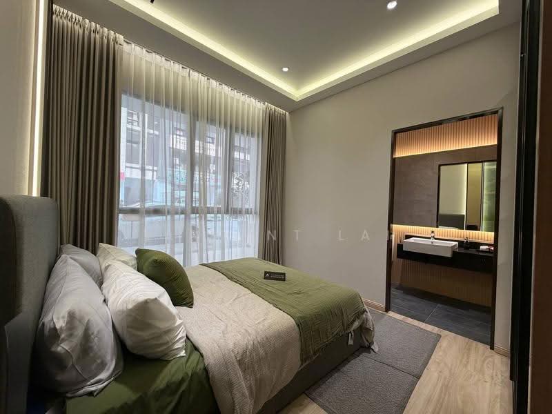 Kediaman Servis untuk Dijual di The Address @ Maxim Pelangi - Vincent Lai - Bedroom - PropertyGuru.com.my