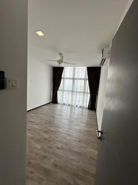 Kondominium untuk Dijual di Lakefront Residence - Yeong . - Living Room - PropertyGuru.com.my