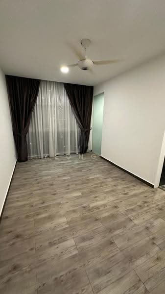 Kondominium untuk Dijual di Lakefront Residence - Yeong . - Living Room - PropertyGuru.com.my