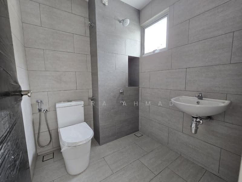 Rumah Teres 2-Tingkat untuk Dijual di Serene Heights (Semenyih) - Azira Ahmad - Bathroom - PropertyGuru.com.my