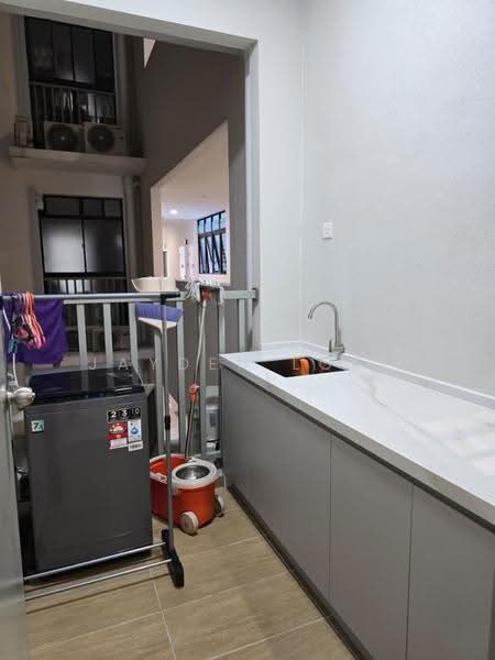 Kediaman Servis untuk Disewa di B11 Parkland Residence - Jayden Loke - Balcony - PropertyGuru.com.my