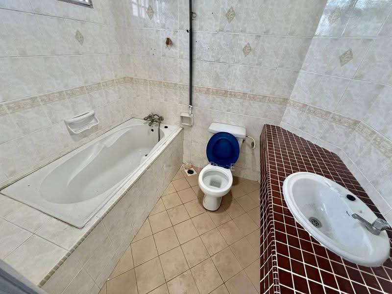 Rumah Teres 2-Tingkat untuk Dijual di Taman Mutiara (Ulu Tiram) - Claire Lai - Bathroom - PropertyGuru.com.my