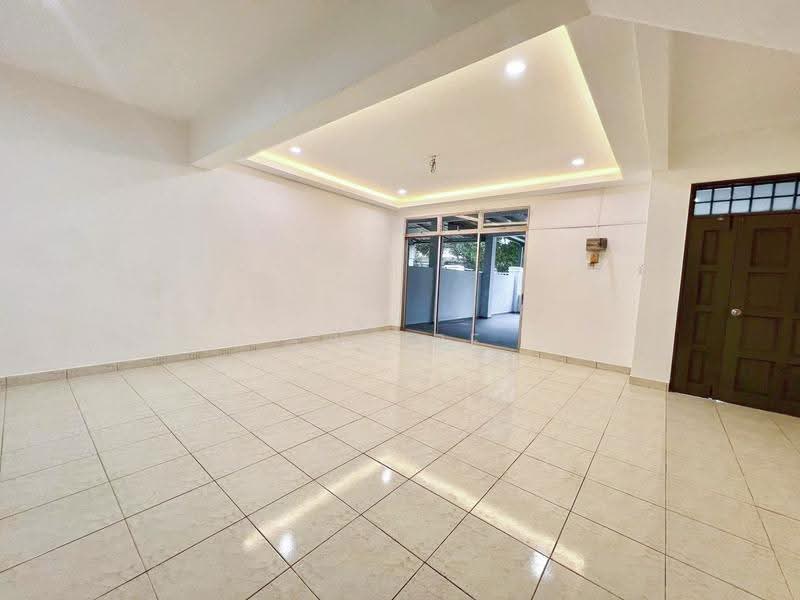 Rumah Teres 2-Tingkat untuk Dijual di Taman Mutiara (Ulu Tiram) - Claire Lai - Living Room - PropertyGuru.com.my