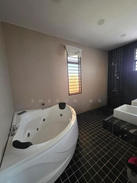 Rumah Berkembar untuk Dijual di Taman Perling (Perling) - Sharon Ng - Bathroom - PropertyGuru.com.my
