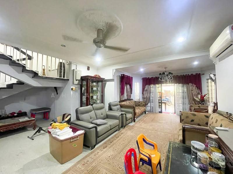 2-storey Terraced House for Sale in Seksyen 4 (Shah Alam) - Ahmad Ikhwan Arif - Living Room - PropertyGuru.com.my