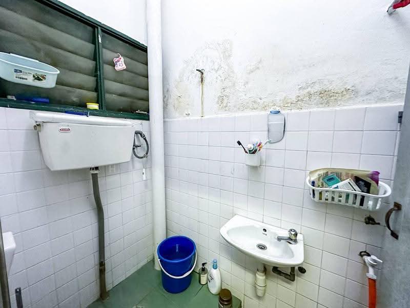 Terraced House for Sale in Taman Desa Serdang (Seri Kembangan) - Ahmad Ikhwan Arif - Bathroom - PropertyGuru.com.my