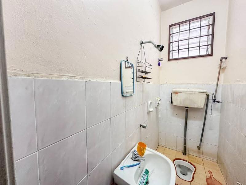 2-storey Terraced House for Sale in Taman Mawar (Sepang) - Ahmad Ikhwan Arif - Bathroom - PropertyGuru.com.my