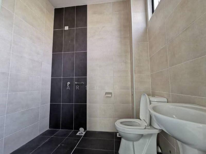 3-storey Terraced House for Sale in Taman Mutiara Mas (Skudai) - Arshad . - Bathroom - PropertyGuru.com.my