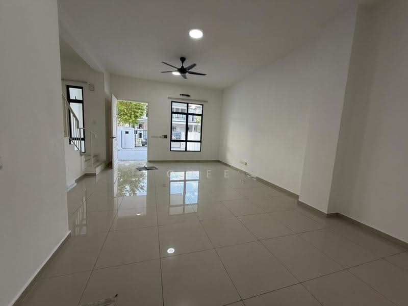 2-storey Terraced House for Sale in Bandar Puncak Alam (Puncak Alam) - Chee Hin - Living Room - PropertyGuru.com.my