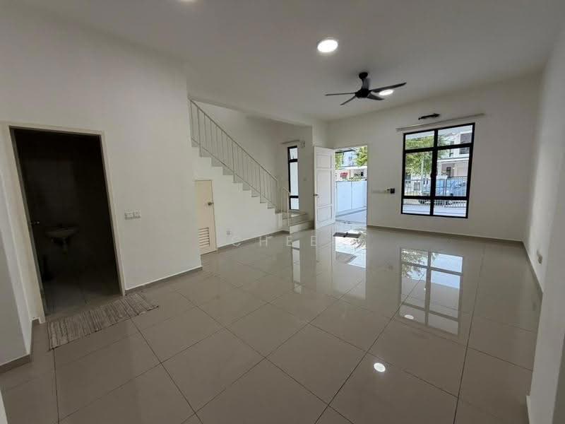 2-storey Terraced House for Sale in Bandar Puncak Alam (Puncak Alam) - Chee Hin - Living Room - PropertyGuru.com.my